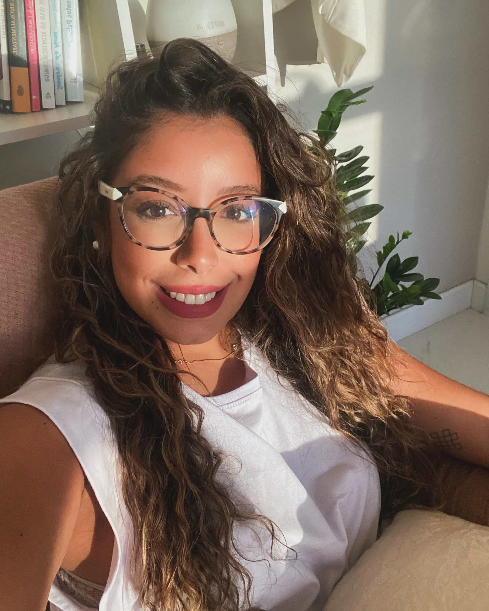 Rafaella Almeida Escouto  - Logo