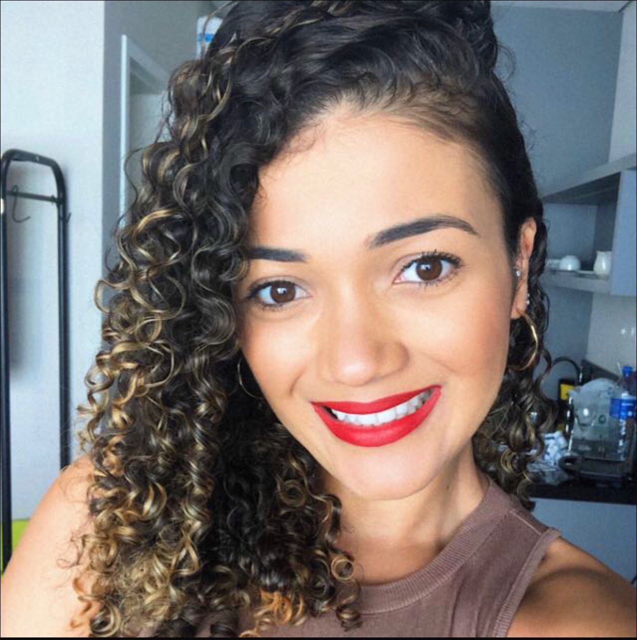 Mariane Pereira - Logo